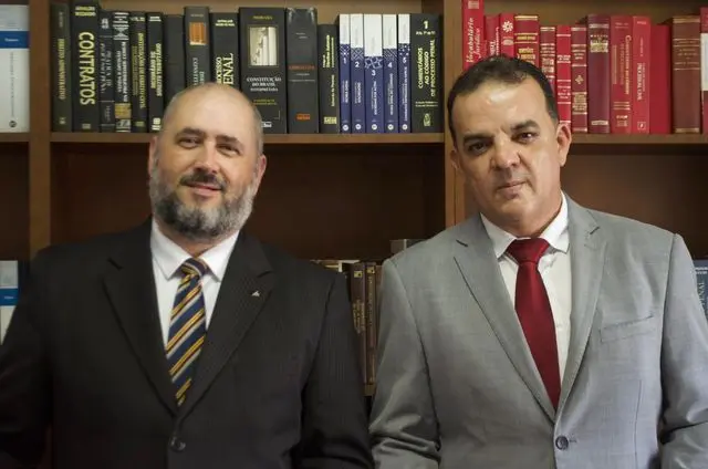 Wander Barbosa ao lado de colega advogado em biblioteca jurídica
