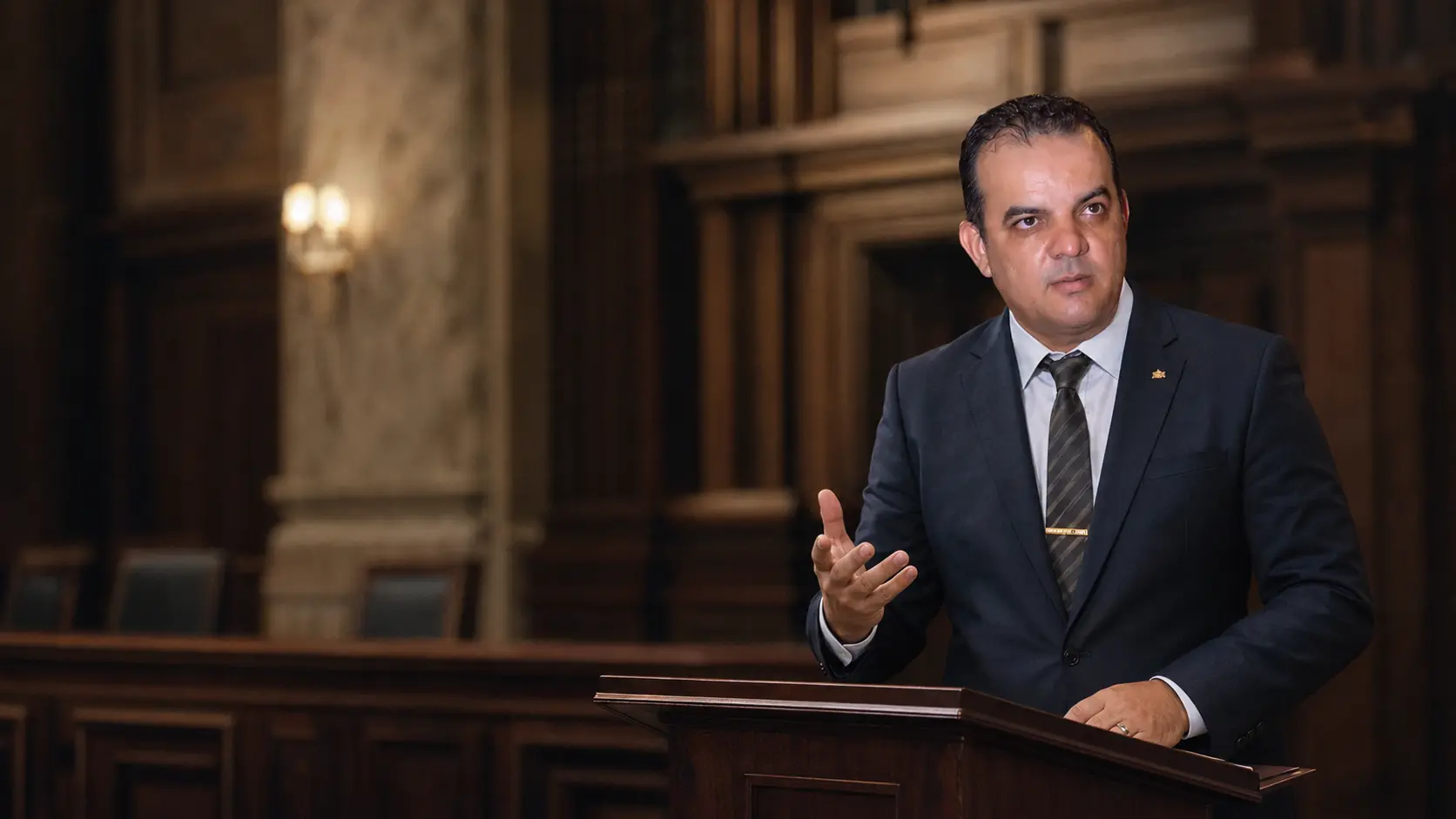 Reconstituição editorial de Wander Barbosa realizando sustentação oral em tribunal